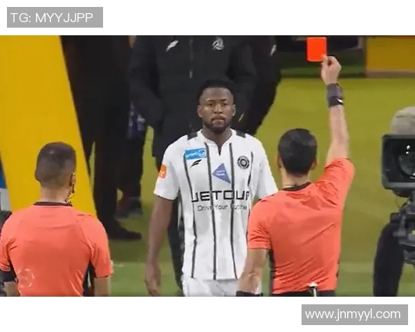 球员比赛中被红牌罚下，镜头捕捉愤怒瞬间